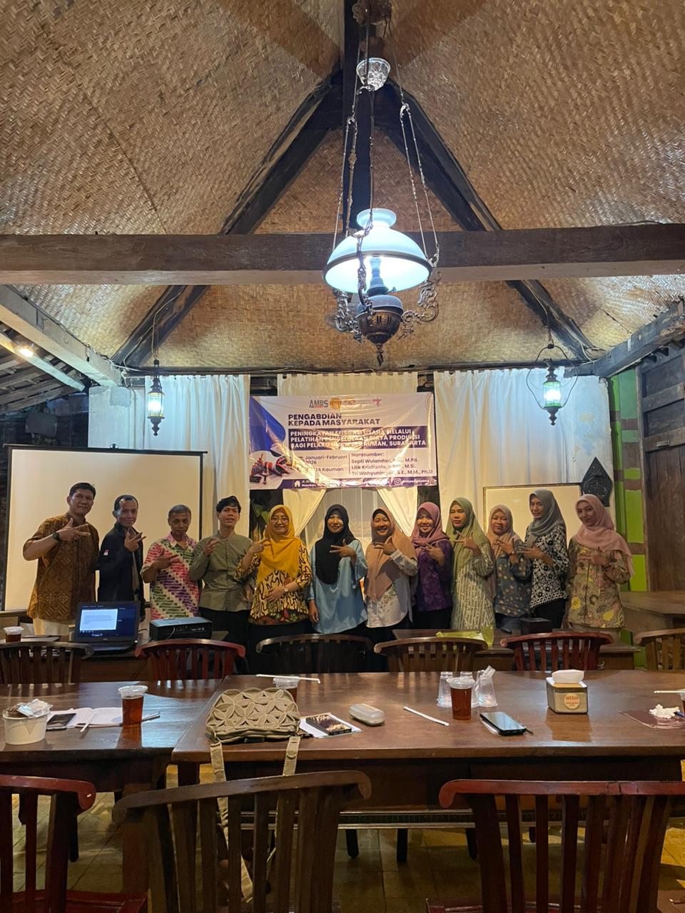 Pengabdian kepada Masyarakat: "Peningkatan Efisiensi Usaha Melalui Pelatihan Pengelolaan Biaya Produksi Bagi Pelaku UMKM di Kauman, Surakarta"