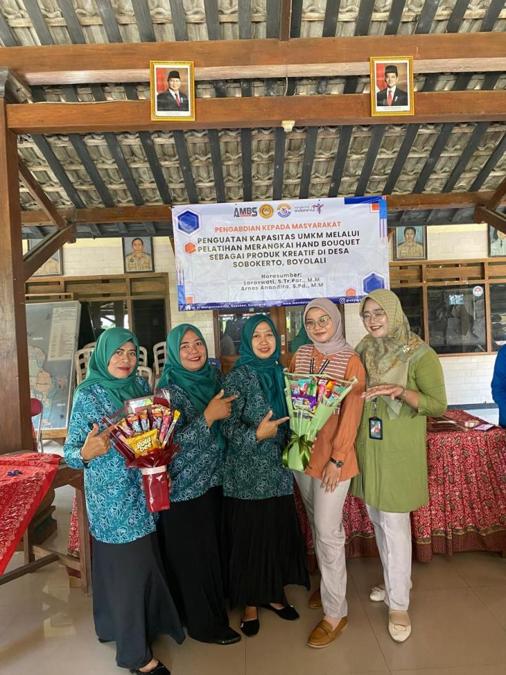 PENGUATAN KAPASITAS UMKM MELALUI PELATIHAN MERANGKAI HAND BOUQUET SEBAGAI PRODUK KREATIF DI DESA SOBOKERTO, BOYOLALI