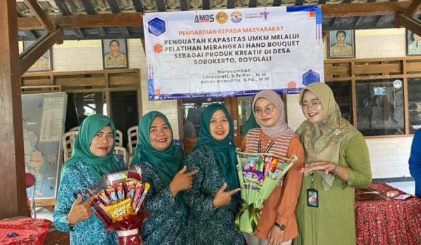 PENGUATAN KAPASITAS UMKM MELALUI PELATIHAN MERANGKAI HAND BOUQUET SEBAGAI PRODUK KREATIF DI DESA SOBOKERTO, BOYOLALI