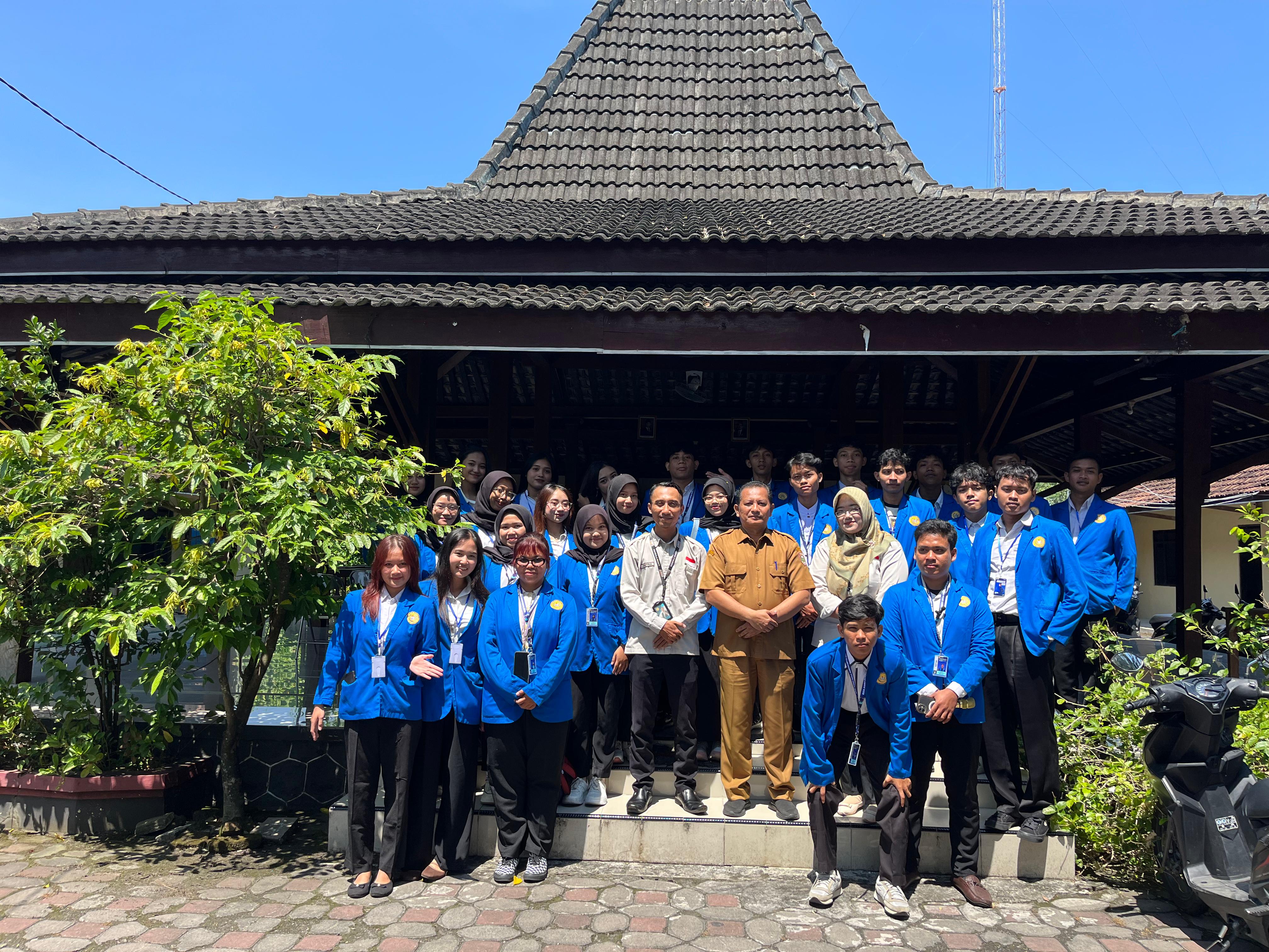 SERAH TERIMA MAHASISWA KKN D3 PERHOTELAN DI KELURAHAN SOBOKERTO, BOYOLALI